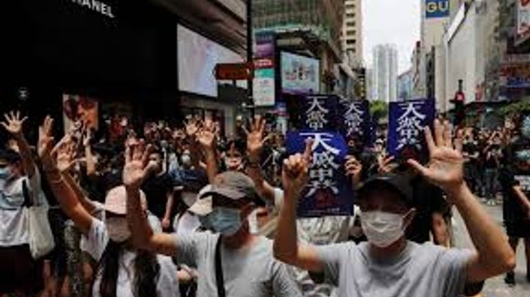 Tuổi trẻ Hong Kong kiên cường xuống đường phản đối Bắc Kinh áp đặt luật an ninh quốc gia, ngày 24/05/2020. Ảnh: REUTERS/Tyrone Siu