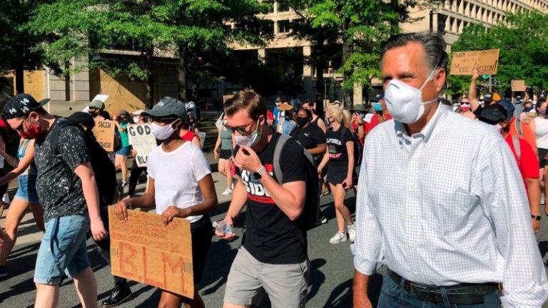 Thượng Nghị Sĩ Cộng Hòa Mitt Romney (ngoài cùng, bên phải) tham dự cuộc biểu tình của phong trào "Black Lives Matter" ở Washington DC hôm 7/6/2020 nhằm phản đối nạn kỳ thị màu da và vấn nạn bạo hành của cảnh sát. Ảnh: Michelle Boorstein / The Washington Post via AP