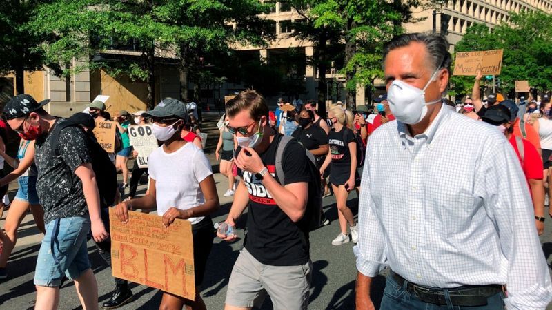 Thượng Nghị Sĩ Cộng Hòa Mitt Romney (ngoài cùng, bên phải) tham dự cuộc biểu tình của phong trào "Black Lives Matter" ở Washington DC hôm 7/6/2020 nhằm phản đối nạn kỳ thị màu da và vấn nạn bạo hành của cảnh sát. Ảnh: Michelle Boorstein / The Washington Post via AP