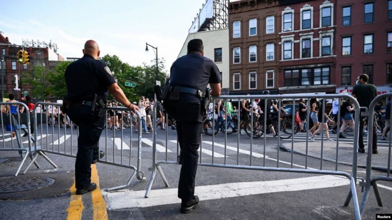 Cảnh sát New York giữ trật tự cho một cuộc biểu tình diễn ra hôm 19/6/2020. Ảnh: VOA/Reuters