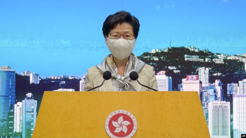 Trưởng đặc khu hành chánh Hong Kong Carrie Lam lắng nghe câu hỏi của các phóng viên tại một cuộc họp báo ở Hong Kong hôm thứ Ba 30/6/2020. Ảnh: