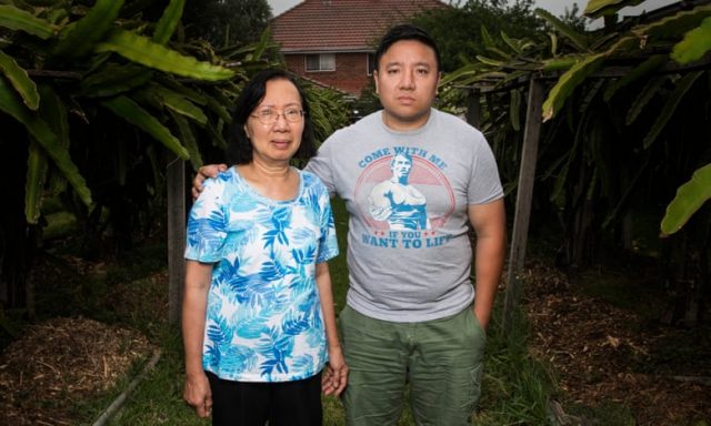 Dennis Châu, con trai ông Khảm, và mẹ anh nói, họ không được (nhà cầm quyền Việt Nam) cho biết ông Khảm hiện đang ở đâu. Ảnh: Jessica Hromas / The Guardian