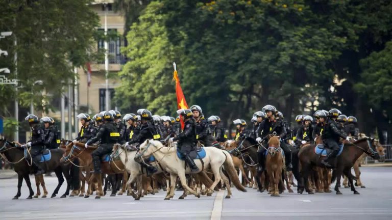 Trung đoàn Cảnh sát cơ động kỵ binh, Bộ Công An tổ chức ra mắt chính thức, diễn hành tại khu vực quảng trường Ba Đình, Hà Nội, sáng 8/6/2020. Ảnh: Youtube