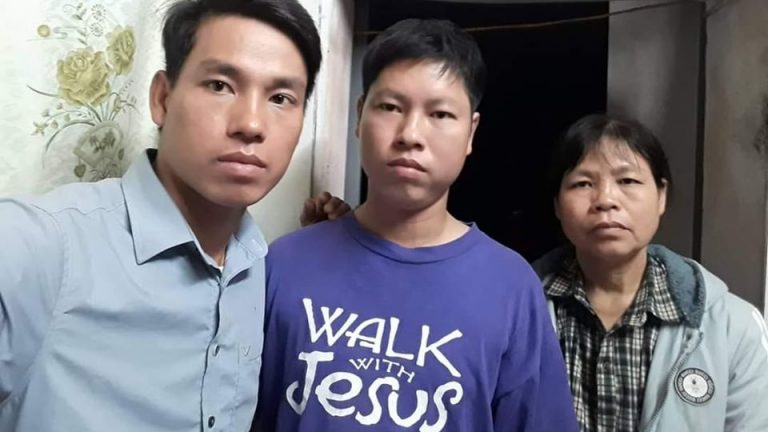 Từ phải: Bà Cấn Thị Thêu và hai con trai, anh Trịnh Bá Phương và Trịnh Bá Tư. Ảnh: FB Peter Lam Bui