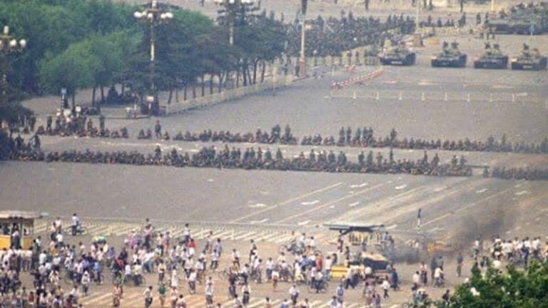 Nhà cầm quyền Trung Cộng điều động quân đội với xe tăng đến nghiền nát cuộc biểu tình của dân chúng tại quảng trường Thiên An môn, Bắc Kinh, tháng 6, 1989. Ảnh: FB Luân Lê
