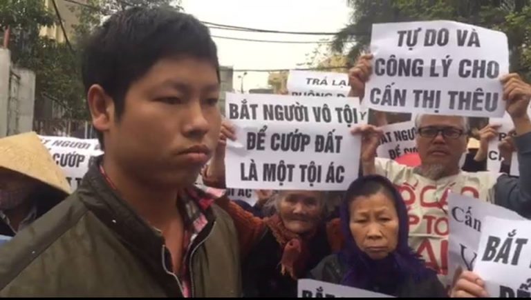 Anh Trịnh Bá Phương (trái) trong một cuộc biểu tình cùng dân Dương Nội đấu tranh về đất đai và đòi công lý cho mẹ là bà Cấn Thị Thêu lúc ấy đang bị nhà cầm quyền giam giữ. Ảnh: Hội Anh Em Dân Chủ