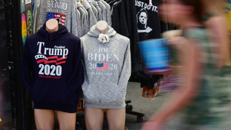 Áo khoác in hình cổ động cho các ứng cử viên tổng thống Mỹ 2020, trưng bày trong một cửa hàng trên lối đi bộ ở Wildwood, New Jersey, hôm 3/7/2020. Ảnh: Mark Makela /Getty Images