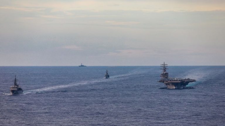 Hàng không mẫu hạm USS Ronald Reagan (phải) cùng hai tàu chiến Nhật Bản JS Kashima và JS Shimayuki trong cuộc diễn tập chung trên Biển Đông hôm 7/7/2020. Ảnh: FB Hạm Đội 7, Hải quân Hoa Kỳ (U.S. 7th Fleet)