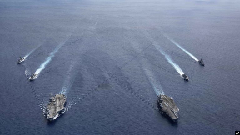 Nhóm tàu tác chiến USS Ronald Reagan và USS Nimitz tiến vào Biển Đông. Ảnh chụp ngày 6/7/2020. (Jason Tarleton/ U.S. Navy/ AP)