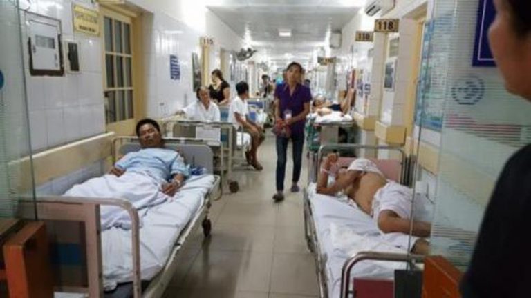 Nhiều người bệnh tại khoa chấn thương chỉnh hình Bệnh Viện Việt Đức (Hà Nội) nằm dọc hành lang lối đi giữa các phòng - Ảnh: Q.Liên / Báo Giáo Dục