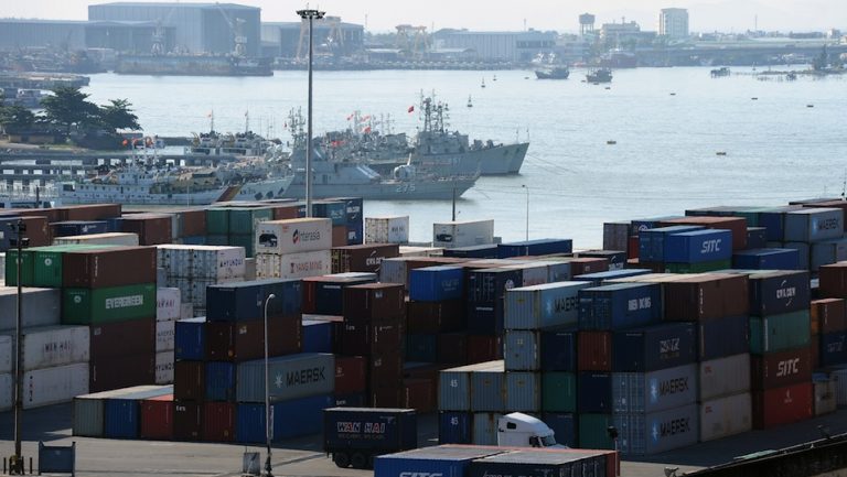 Các container hàng hóa tại cảng Đà Nẵng. chụp ngày 16/6/2017. Ảnh: AFP