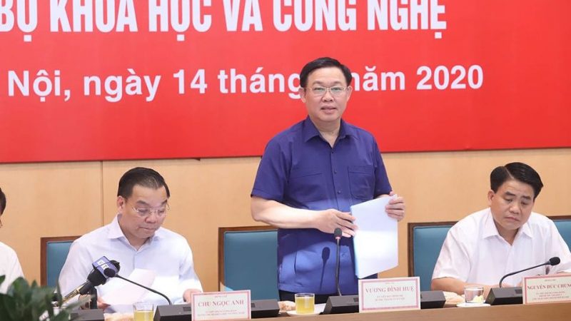 Vương Đình Huệ (đứng), Bí thư thành uỷ Hà Nội chủ trì cuộc làm việc với Ban Cán sự đảng Bộ Khoa Học & Công Nghệ chiều ngày14/7/2020 tại Hà Nội. Ảnh: FB Nguyen Ngoc Chu