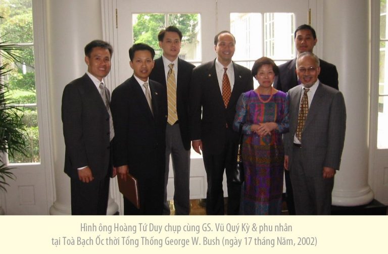 Hình ông Hoàng Tứ Duy (thứ ba, từ trái) chụp cùng GS Vũ Quý Kỳ (bìa phải) và phu nhân tại Tòa Bạch Ốc thời Tổng Thống George W. Bush ngày 17/5/2002. Ảnh do ông Hoàng Tứ Duy cung cấp