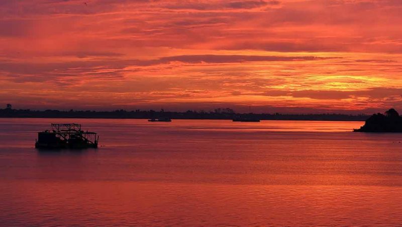 Mặt trời mọc trên sông Mekong ở ngoại ô Phnom Penh vào ngày 1 tháng 6 năm 2020. Ảnh: AFP