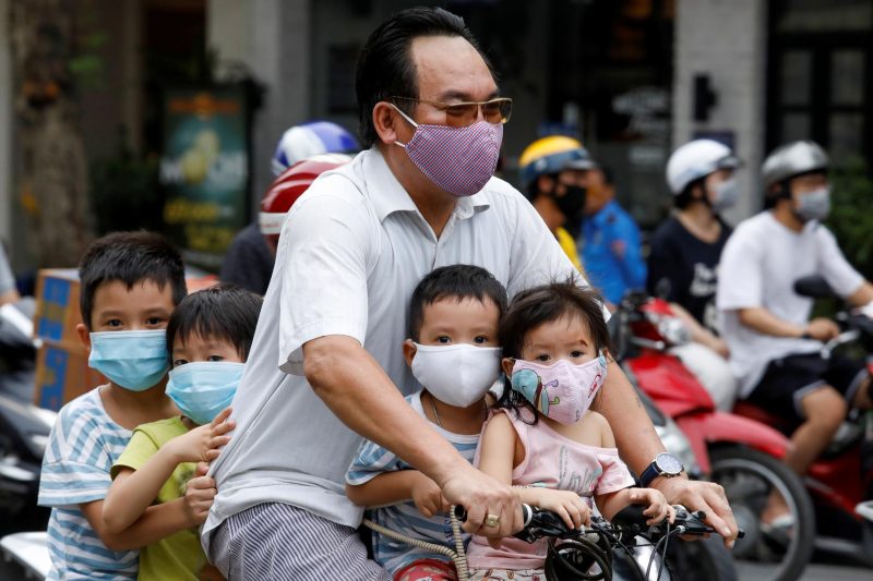 Một gia đình mang khẩu trang khi ra đường, chụp tại Hà Nội ngày 27/7/2020. Ảnh: Reuters