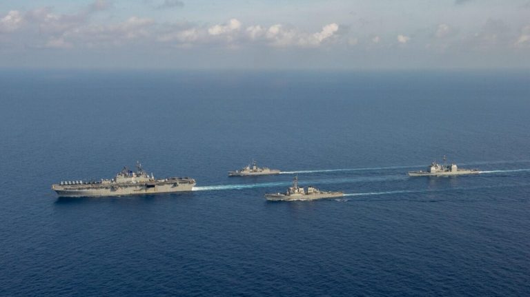 Các tàu chiến Mỹ USS America, USS Bunker Hill và USS Barry cùng tàu chiến Úc HMAS Parramatta trong một cuộc tập trận chung trên Biển Đông 13/4/2020. Ảnh: Nicholas Huynh/ Navy