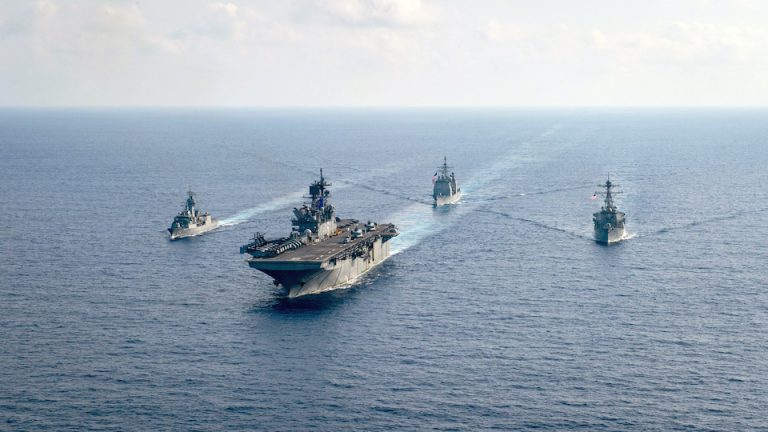 Tàu chiến của Hải quân Hoàng Gia Úc và tàu chiến của Hải quân Hoa Kỳ trong cuộc tập trận chung ở Biển Đông hôm 18/4/2020. Ảnh: Reuters