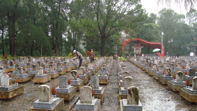 Một góc của nghĩa trang Trường Sơn tại Bến Tắt, huyện Gio Linh, tỉnh Quảng Trị (tính tới năm 2006, đã có 10.263 phần mộ được quy tập về đây, theo Kiến Thức). Ảnh: Đất Việt