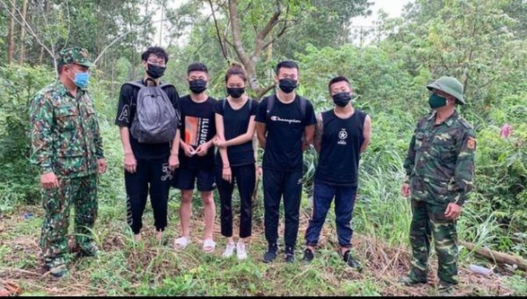 Nhóm người Trung Quốc vượt đường rừng nhập cảnh trái phép vào Việt Nam bị lực lượng Biên phòng Quảng Ninh bắt giữ. Ảnh chụp từ Báo Pháp Luật Việt Nam