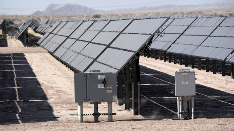 Một nhà máy điện mặt trời tại tiểu bang California, Hoa Kỳ, chụp ngày 29/05/2020. Ảnh: Reuters