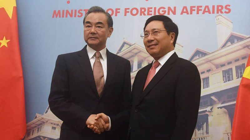 Bộ Trưởng Ngoại Giao CSVN Phạm Bình Minh (phải) tiếp người đồng nhiệm phía Trung Quốc Vương Nghị. Ảnh chụp VTC News