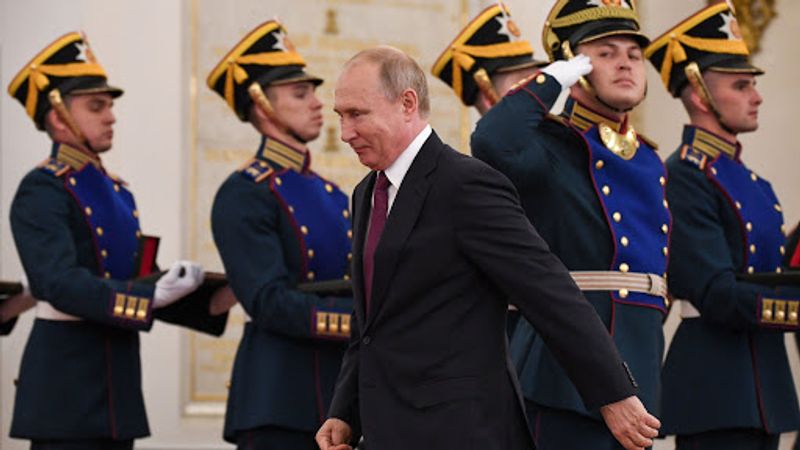 Các thủ đoạn chính trị những tháng gần đây đã khiến Tổng Thống Nga Vladimir Putin và giới quyền thế thân cận của ông trông mong manh hơn. Ảnh: Yuri Kadobnov /EPA-EFE