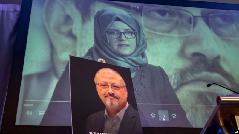 Tại một buổi tưởng niệm nhà báo Jamal Khashoggi tại Washington, 2 tháng Mười, 2018. Hai mươi công dân Arab Saudi liên quan tới cái chết của nhà báo này nằm trong danh sách trừng phạt của nước Anh. Ảnh: AP