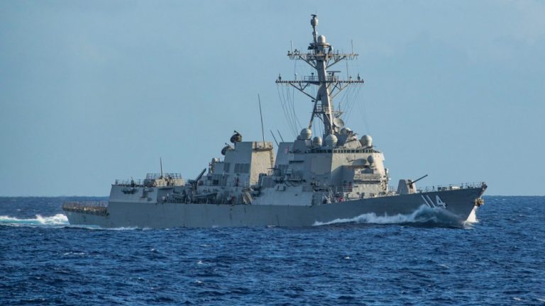 Tàu khu trục có trang bị tên lửa dẫn đường USS Ralph Johnson của hải quân Mỹ. Ảnh: National Reviews