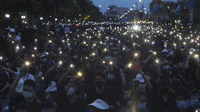 Người biểu tình dùng đèn điện thoại thay nến trong cuộc biểu tình đòi dân chủ do sinh viên lãnh đạo tại Quảng Trường Dân Chủ ở thủ đô Bangkok tối chủ nhật 16/8/2020. Ảnh: Arnun Chonmahatrakool/ Bangkok Post
