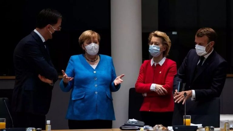 Từ trái: Thủ Tướng Hà Lan Mark Rutte, Thủ Tướng Đức Angela Merkel, Chủ Tịch Ủy Ban Châu Âu Ursula von der Leyen và Tổng Thống Pháp Emmanuel Macron trong cuộc họp bên lề hội nghị thượng đỉnh EU tại Brussels vào ngày 18/7/2020. Ảnh: Reuters