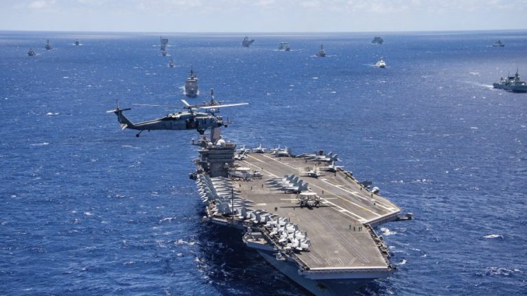 Hàng không mẫu hạm Mỹ USS Carl Vinson tham gia cuộc tập trận RIMPAC 2018 ngoài khơi Hawaii, tháng 7/2018. Ảnh: Petty Officer 1st Class Arthurgwain L. Marquez/ U.S. Navy/ AP