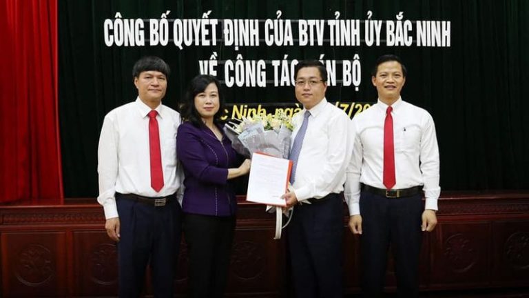 Cử nhân cờ vua Nguyễn Nhân Chinh, thứ nhì từ phải, con trai đương kiêm bí thư tỉnh ủy, được bổ nhiệm vào vị trí bí thư thành ủy Bắc Ninh. Ảnh: FB Việt Tân
