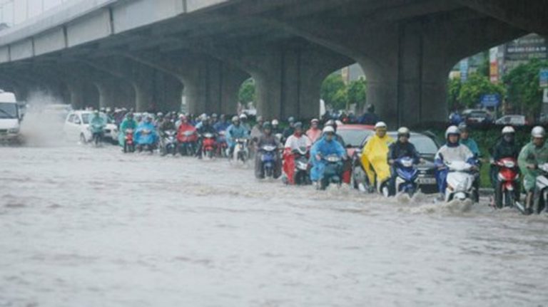Cảnh thường thấy ở hầu hết các tỉnh thành trong mùa mưa lũ. Đây là ảnh chụp đường vành đai 3 Hà Nội, đoạn Nguyễn Xiển - Khuất Duy Tiến chìm trong biển nước ngày 8/8/2013. Ảnh: Internet