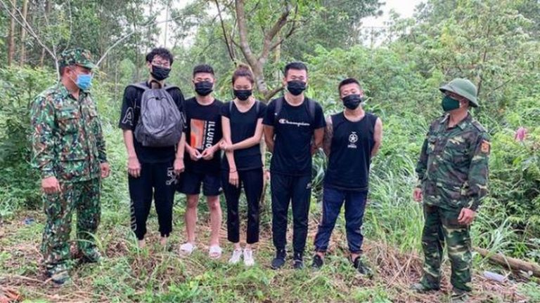 Nhóm người Trung Quốc vượt đường rừng nhập cảnh trái phép vào Việt Nam bị lực lượng Biên phòng Quảng Ninh bắt giữ. Ảnh: Báo Pháp Luật