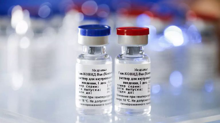 Vaccine Covid-19 của Nga. Liều hai mũi tiêm. Ảnh: AFP