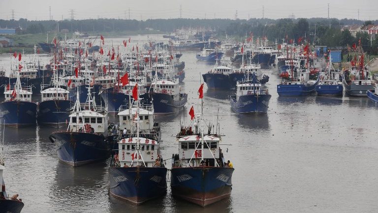 Tàu cá Trung Quốc chuẩn bị tràn vào biển Đông, ảnh chụp trước đây. Ảnh: AFP