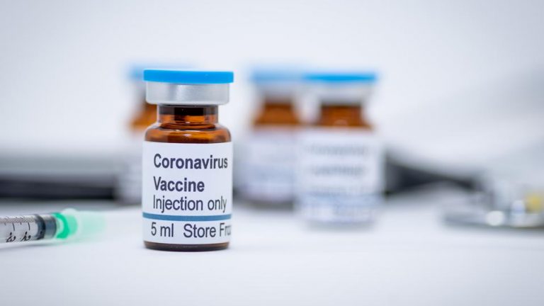 Nhiều công ty được đang ráo riết phát triển vắc-xin chủng ngừa Covid. Ảnh: Forbes