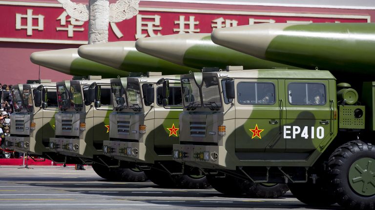 Trong một cuộc tập trận hôm 26/8/2020, Trung Quốc phóng một hỏa tiễn chống hạm DF-26 (trong hình) từ Qinghai (tỉnh Thanh Hải, Tây Bắc Trung Quốc) vào Biển Đông, theo một nguồn tin thân cận quân đội Trung Quốc. Ảnh: SCMP/ Reuters