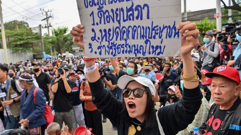 Người dân Thái Lan biểu tình đòi dân chủ bên ngoài tòa nhà Quốc Hội ở Bangkok hôm 24/9/2020. Ảnh: AFP