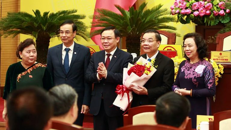 Ông Chu Ngọc Anh (thứ nhì từ phải) được 'bầu' làm chủ tịch Hà Nội hôm 25/9/2020. Ảnh chụp từ Tuổi Trẻ online