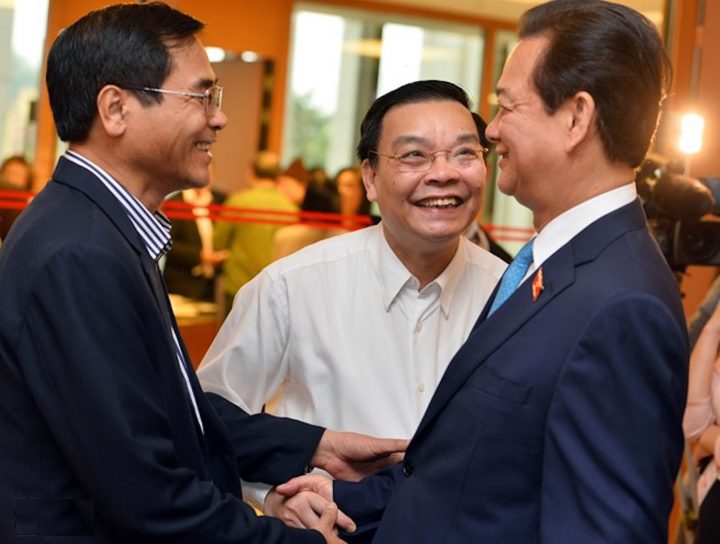 Ông Chu Ngọc Anh (giữa) xun xoe trước cựu thủ tướng đầy quyền lực Nguyễn Tấn Dũng (phải) hồi năm 2016. Ảnh: Zing