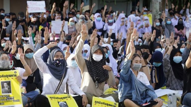 Giới trẻ Thái Lan biểu tình giơ tay chào ba ngón để thể hiện sự phản kháng đối với chính quyền hiện tại. Ảnh: AFP