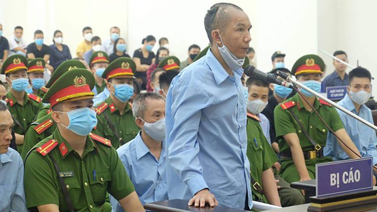 Ông Lê Đình Chức, con trai ông Lê Đình Kình, trước tòa sơ thẩm. Ảnh chụp từ báo mạng Soha 9/9/2020