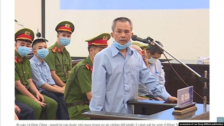 Ông Lê Đình Công trong phiên xét xử sơ thẩm ở Hà Nội từ 7-14/9/2020 về vụ án ở xã Đồng Tâm. Ảnh: VOA chụp t