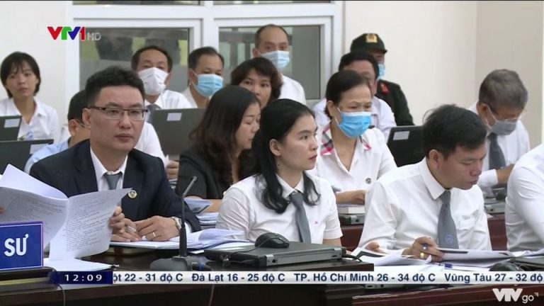 LS Trương Chí Công (ngoài cùng, bên trái) tham gia bào chữa trong phiên sơ thẩm Đồng Tâm. Ảnh: FB Trương Chí Công (chụp màn hình VTV)