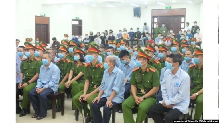 Các bị cáo tại phiên xét xử về vụ án xuất phát từ tranh chấp đất đai ở Đồng Tâm, Hà Nội. Ảnh chụp báo mạng Vietnamnet ngày 10/9