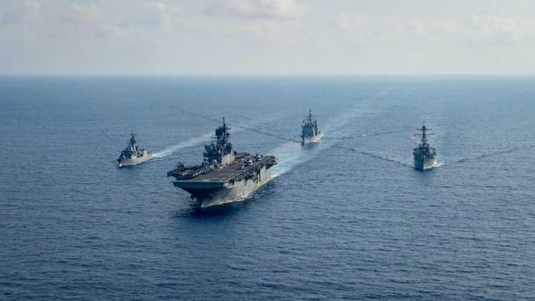 Tàu chiến Úc HMAS Parramatta (trái) cùng các tàu chiến Hoa Kỳ USS America, USS Bunker Hill và USS Barry tập trận chung trên Biển Đông hôm 18/4/2020. Ảnh: Nicholas Huynh /US Navy via Reuters