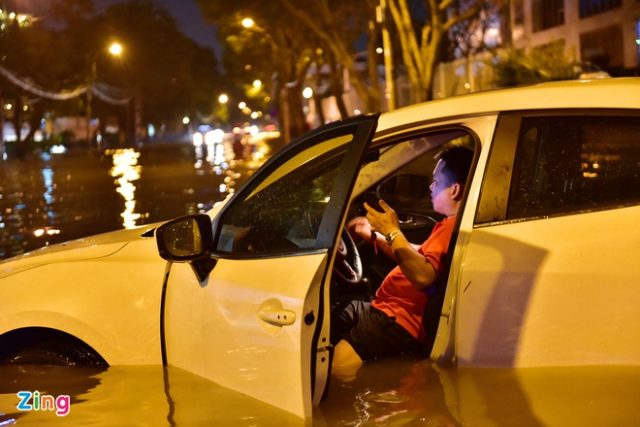 Cảnh tượng ngập lụt quen thuộc ở khu nhà giàu Thảo Điền, TP.HCM. Ảnh: Zing