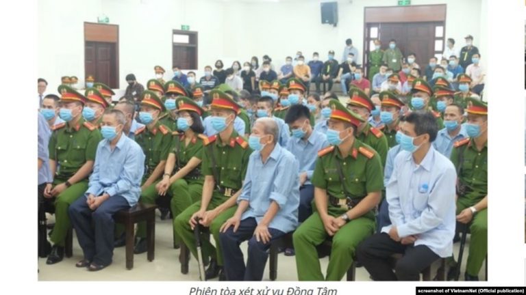 Các bị cáo tại phiên xét xử về vụ án xuất phát từ tranh chấp đất đai ở Đồng Tâm, Hà Nội (ảnh ngày 10/9 của VietnamNet). Ảnh: VOA chụp từ Vietnamnet