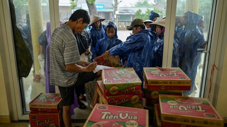 Người dân xếp hàng để được tặng những thùng mì gói cứu trợ tại huyện Hải Lăng, tỉnh Quảng Trị vào ngày 16/10/2020. Ảnh: AFP